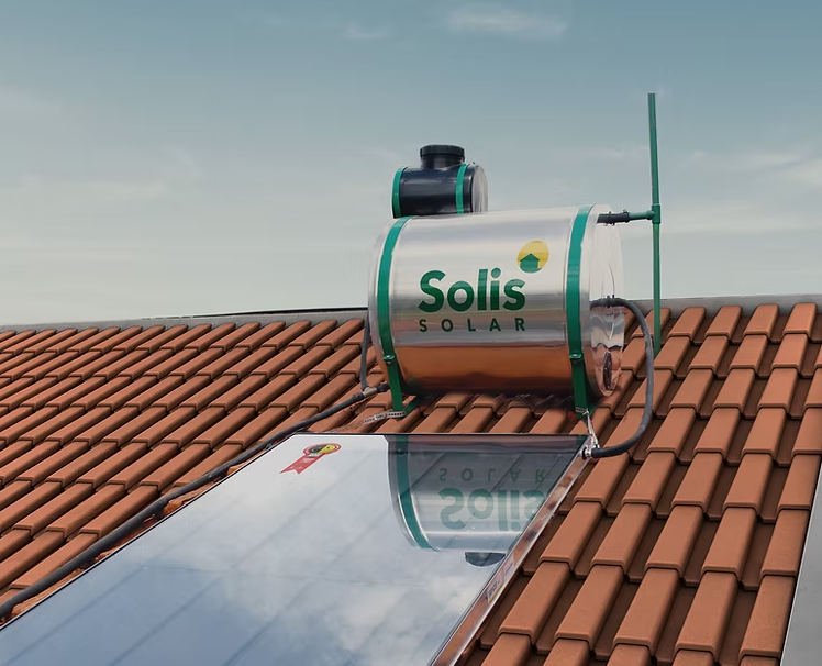 Aquecedor de água solar instalado em telhado